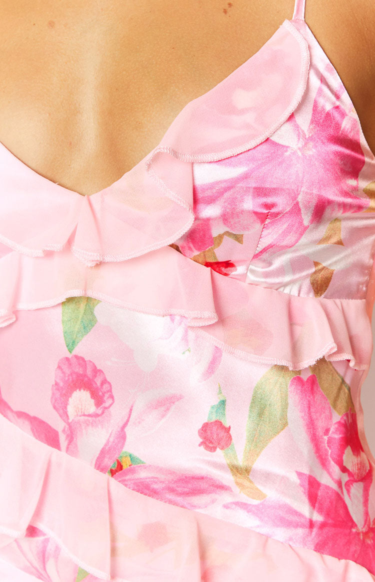 Vestido largo rosa con volantes y estampado floral de Inara