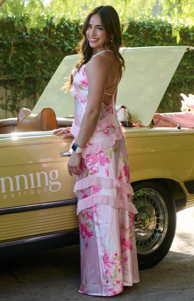 Vestido largo rosa con volantes y estampado floral de Inara