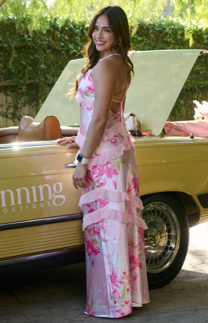 Vestido largo rosa con volantes y estampado floral de Inara