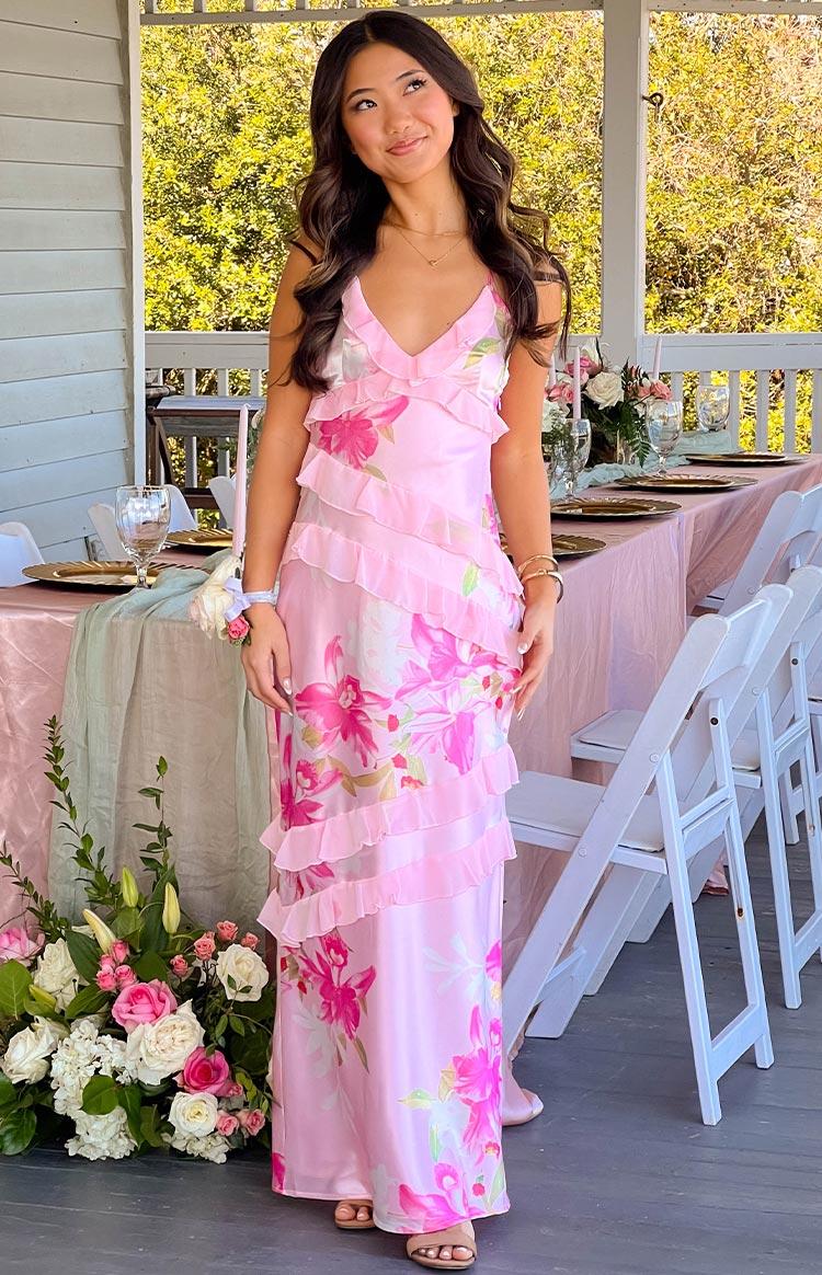 Vestido largo rosa con volantes y estampado floral de Inara