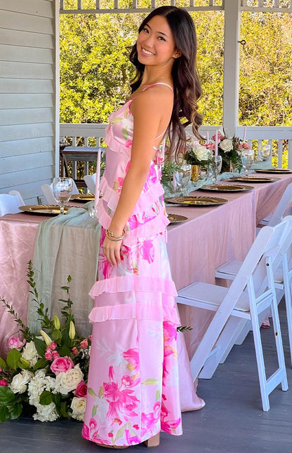 Vestido largo rosa con volantes y estampado floral de Inara