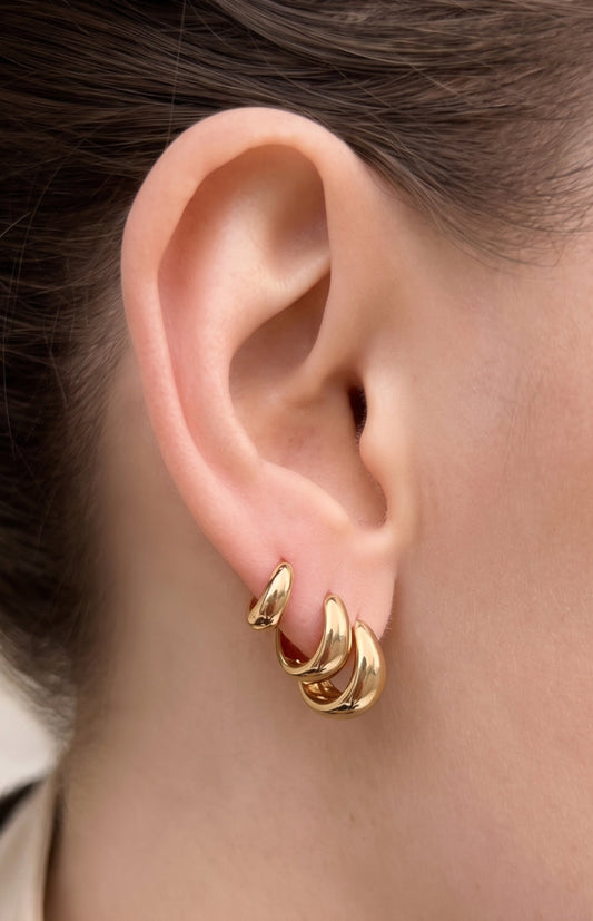 Juego de aretes Huggie de tres piezas en oro Isolda