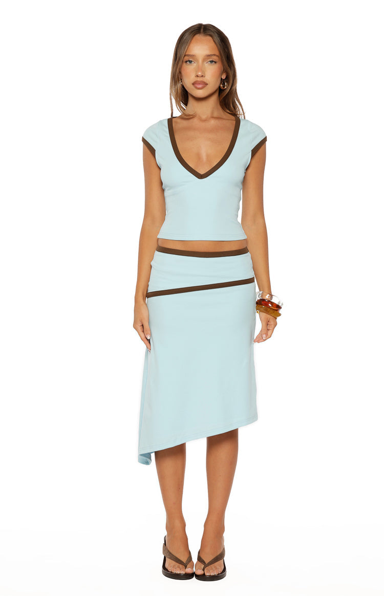 Top de punto azul con ribetes en contraste de Levi